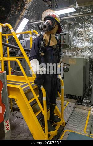 210828-N-WU807-1028 MER DES PHILIPPINES (AOÛT 28, 2021) Andrew Levett, chef Gunner's Mate, de Parker, Colorado, installe un tuyau d'incendie pendant l'entraînement de contrôle des dommages à bord du navire de combat littoral Independence-variant USS Charleston (LCS 18), août 28. Charleston, qui fait partie de l'escadron Destroyer Seven, est en cours de déploiement rotatif, opérant dans la zone d'opérations de la 7e flotte des États-Unis pour améliorer l'interopérabilité avec les partenaires et servir de force de réaction prête à l'appui d'une région Indo-Pacifique libre et ouverte. Banque D'Images