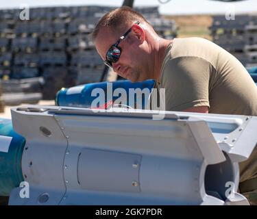 Des aviateurs du 124e vol munitions déchargent des munitions lors d'un événement de rodéo d'ammo le 28 août 2021, Gowen Field, Boise, Idaho. Le rodéo ammo est un concours annuel de préparation et de formation du moral axé sur la construction de bombes. Banque D'Images