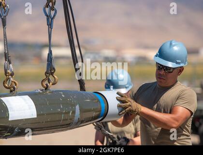 Des aviateurs du 124e vol munitions déchargent des munitions lors d'un événement de rodéo d'ammo le 28 août 2021, Gowen Field, Boise, Idaho. Le rodéo ammo est un concours annuel de préparation et de formation du moral axé sur la construction de bombes. Banque D'Images