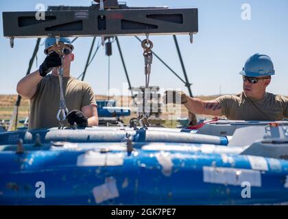 Des aviateurs du 124e vol munitions déchargent des munitions lors d'un événement de rodéo d'ammo le 28 août 2021, Gowen Field, Boise, Idaho. Le rodéo ammo est un concours annuel de préparation et de formation du moral axé sur la construction de bombes. Banque D'Images