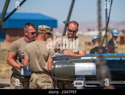 Des aviateurs du 124e vol munitions déchargent des munitions lors d'un événement de rodéo d'ammo le 28 août 2021, Gowen Field, Boise, Idaho. Le rodéo ammo est un concours annuel de préparation et de formation du moral axé sur la construction de bombes. Banque D'Images