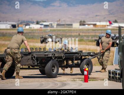 Des aviateurs du 124e vol munitions déchargent des munitions lors d'un événement de rodéo d'ammo le 28 août 2021, Gowen Field, Boise, Idaho. Le rodéo ammo est un concours annuel de préparation et de formation du moral axé sur la construction de bombes. Banque D'Images