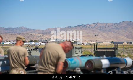 Des aviateurs du 124e vol munitions déchargent des munitions lors d'un événement de rodéo d'ammo le 28 août 2021, Gowen Field, Boise, Idaho. Le rodéo ammo est un concours annuel de préparation et de formation du moral axé sur la construction de bombes. Banque D'Images