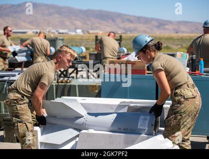 Des aviateurs du 124e vol munitions déchargent des munitions lors d'un événement de rodéo d'ammo le 28 août 2021, Gowen Field, Boise, Idaho. Le rodéo ammo est un concours annuel de préparation et de formation du moral axé sur la construction de bombes. Banque D'Images