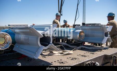 Des aviateurs du 124e vol munitions déchargent des munitions lors d'un événement de rodéo d'ammo le 28 août 2021, Gowen Field, Boise, Idaho. Le rodéo ammo est un concours annuel de préparation et de formation du moral axé sur la construction de bombes. Banque D'Images