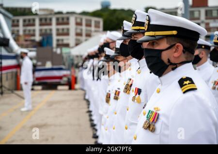 GROTON, Connecticut (août 28, 2021) — les marins affectés au sous-marin de classe Virginia USS Vermont (SSN 792) sont à l'attention lors d'une commémoration de mise en service à bord de la base sous-marine navale de New London à Groton, Connecticut, août 28. Le Vermont et l'équipage opèrent sous le commandement du 41e Escadron sous-marin (SUBRON), dont la mission principale est de fournir des sous-marins d'attaque rapide prêts, désireux et capables de relever les défis uniques des combats sous-marins et des opérations déployées dans des environnements impardonnables à travers le monde. Banque D'Images