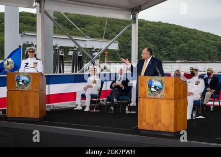 GROTON, Connecticut (août 28, 2021) — le secrétaire de la Marine Carlos Del Toro fait des remarques lors de la commémoration de la mise en service du sous-marin de classe Virginia USS Vermont (SSN 792) à bord de la base sous-marine navale de New London à Groton, Connecticut, le 28 août. Le Vermont a été mis en service par voie administrative le 18 avril 2020, mais en raison des restrictions de la lutte contre la pandémie COVID-19, aucune cérémonie de mise en service traditionnelle n'a eu lieu. Banque D'Images