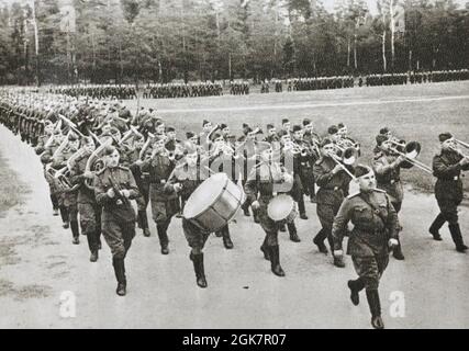 L'unité militaire russe avec un orchestre revient au camp après l'entraînement tactique dans les années 1960. Banque D'Images