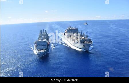 MER DE CHINE ORIENTALE -- USNS Alan Shepard (T-AKE 3), à gauche, effectue un réapprovisionnement en cours avec RFA fort Victoria (A 387), une flotte combinée de la classe fort qui stocke des navires et un pétrolier de la Royal Fleet Auxiliary du Royaume-Uni, tandis que l'USS Sullivans (DDG 68) suit en mer de Chine orientale, le 28 août. Le fort Victoria et les Sullivans, un destroyer de missiles guidés de la classe Arleigh Burke, sont actuellement déployés dans la zone de responsabilité de la 7e flotte dans le cadre du Carrier Strike Group du Royaume-Uni. En tant que plus grande flotte déployée à l'avant de la Marine américaine, la 7e flotte emploie 50-70 navires et sous-marins ac Banque D'Images