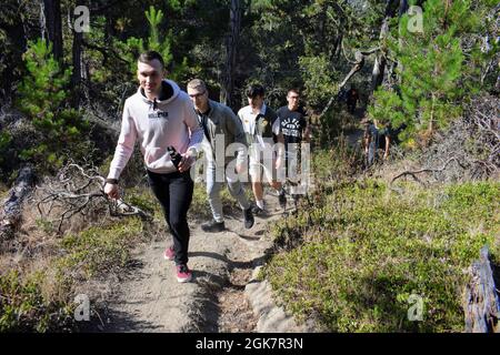 De l'avant, Noah Sheppard, Iman Javanmardi, Sam Chase, Andres Ramirez et Brandon Munoz, militaires et étudiants du Centre des langues étrangères de l'Institut de la défense, font une randonnée au cours du Volksmatch au Presidio de Monterey, en Californie, le 28 août. Banque D'Images