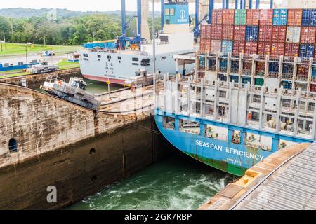 GATUN, PANAMA - 29 MAI 2016 : navire à conteneurs l'efficacité de Seaspan passe par les écluses de Gatun, une partie du canal de Panama Banque D'Images