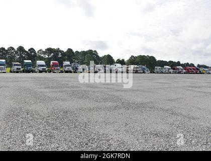 De nombreux camions attendent à la base aérienne de Maxwell, Alabama, le 29 août 2021 pour déployer rapidement les remorques, contenant les repas, l'eau et les générateurs qui sont arrivés à la base de soutien aux incidents. L'Agence fédérale de gestion des urgences veille à ce que toutes les ressources soient prêtes à être livrées dans les zones touchées par une catastrophe. Banque D'Images