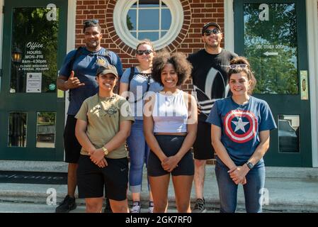 Les marins, affectés au porte-avions USS John C. Stennis (CVN 74), posent pour une photo lors d'un événement bénévole du CRMD au complexe du cimetière national de Hampton, à Hampton, en Virginie, le 28 août 2021. John C. Sennis est à Newport News Shipyard travaillant aux côtés de NNS, de NAVSEA et d'entrepreneurs qui effectuent le ravitaillement en carburant et la révision complexe dans le cadre de la mission de livrer le navire de guerre dans le combat, dans les délais et dans le budget, pour reprendre son devoir de défendre les États-Unis. Banque D'Images