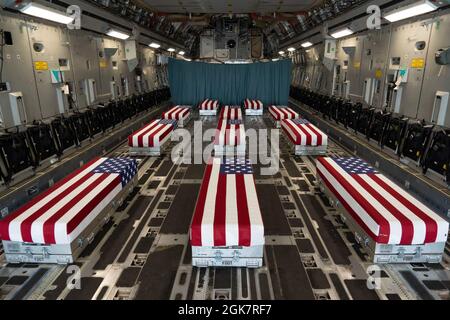 Des boîtes de transfert à pavillon bordent l'intérieur d'un C-17 Globemaster II le 29 août 2021, avant un transfert digne à la base aérienne de Douvres, Delaware. Les membres du service déchus sont morts en soutenant des opérations d'évacuation non combatives à Kaboul. Banque D'Images