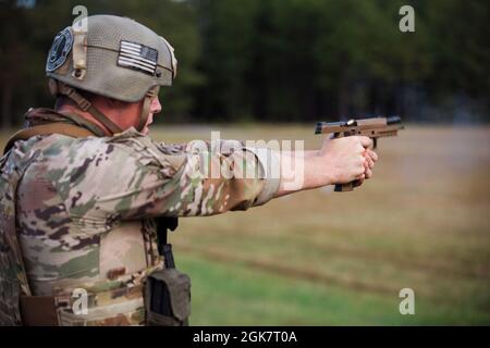 Les équipes participent à la «bataille de Bianchi» - un match à trois armes avec un fusil, un pistolet et un fusil de chasse au 50e Winston P. Wilson et au 30e championnat de compétence des forces armées aux armes de rencontre de fusil et de pistolet. Cinquante-trois équipes militaires se sont réunies pour la compétition organisée par le Centre d'entraînement de la Garde nationale au Centre d'entraînement de manœuvre Robinson du 27 août au 3 septembre 2020. Banque D'Images