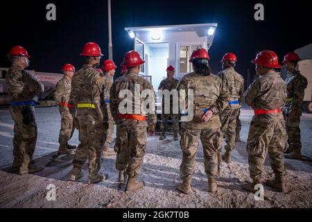 Bang. Le général Gerald Donohue, commandant de la 379e Escadre expéditionnaire de l'air, s'adresse aux membres du 1er Groupe du génie civil expéditionnaire le 29 août 2021, à la base aérienne Al Udeid, au Qatar. Le 1er ECEG a récemment levé une centrale électrique qui fournit de l'électricité aux tentes qui fournissent des installations de vie temporaires aux évacués afghans pendant qu'ils attendent des vols vers leur destination suivante. Banque D'Images