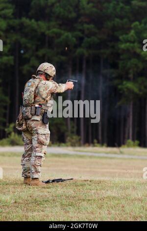 Les équipes participent à la «bataille de Bianchi» - un match à trois armes avec un fusil, un pistolet et un fusil de chasse au 50e Winston P. Wilson et au 30e championnat de compétence des forces armées aux armes de rencontre de fusil et de pistolet. Cinquante-trois équipes militaires se sont réunies pour la compétition organisée par le Centre d'entraînement de la Garde nationale au Centre d'entraînement de manœuvre Robinson du 27 août au 3 septembre 2020. Banque D'Images