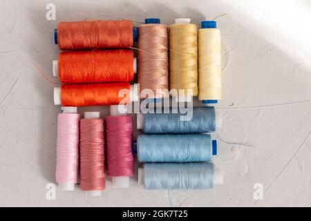 Fil de coton coloré sur fond gris, mode lente et concept de couture à la maison Banque D'Images