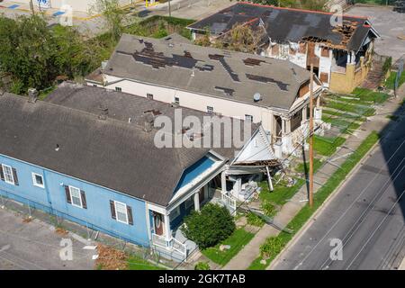 LA NOUVELLE-ORLÉANS, LA, États-Unis - 12 SEPTEMBRE 2021 : vue aérienne des maisons endommagées par l'ouragan Ida dans le quartier Uptown Banque D'Images