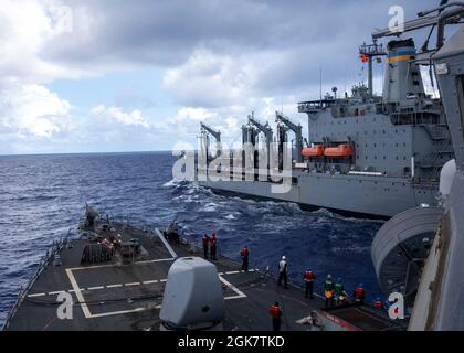 MER DES PHILIPPINES (août 29, 2021) le destroyer de missiles guidés de classe Arleigh Burke USS Barry (DDG 52) effectue un réapprovisionnement en mer avec le navire de fret sec de classe Henry J. Kaiser USNS Yukon (T-AO 202) pendant MALABAR 2021. Barry est actuellement déployé à l’appui du commandant de la Force opérationnelle (CTF) 71/Escadrier Squadron (DESRON) 15, le plus grand DESRON déployé à l’avant de la Marine et la principale force de surface de la 7e flotte américaine. Banque D'Images