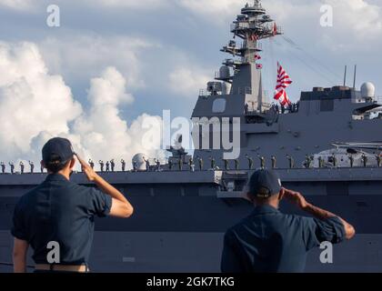 MER DES PHILIPPINES (août 29, 2021) des marins à bord du destroyer de missiles guidés de classe Arleigh Burke USS Barry (DDG 52) rendent hommage à la Force d'autodéfense maritime du Japon JS Kaga (DDH 184) lors de MALABAR 2021. Barry est actuellement déployé à l’appui du commandant de la Force opérationnelle (CTF) 71/Escadrier Squadron (DESRON) 15, le plus grand DESRON déployé à l’avant de la Marine et la principale force de surface de la 7e flotte américaine. Banque D'Images