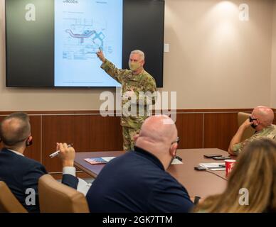 Le 30 août 2021, le colonel Carl Magnusson, 914e commandant de l’escadre de ravitaillement en carburant aérien, fait un mémoire aux membres du personnel du Congrès du sénateur américain pour New York Kristen Gilliband et du bureau de Chuck Schumer à la station de réserve aérienne de Niagara Falls, à New York. Banque D'Images