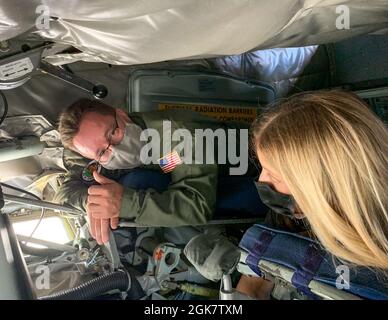 Sgt. Principal Eric Wolfe (à gauche), 328e Escadron de ravitaillement aérien KC-135 Boom Operator explique certaines des caractéristiques de l'avion KC-135 à Mme Katrina Self, adjointe législative militaire au sénateur des États-Unis pour New York Kristen Gilliband, à la station de réserve aérienne de Niagara Falls, à New York, le 30 août 2021. Banque D'Images