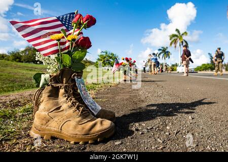 Une paire de bottes est exposée dans le cadre d'un mémorial à bord de la base des Marines d'Hawaï, le 29 août 2021, en souvenir des 13 militaires récemment tués en Afghanistan. Le mémorial, composé de dons communautaires, a été exposé à l'entrée de la MBH. Banque D'Images