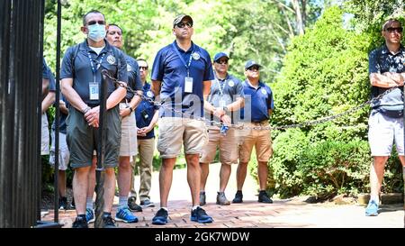 Le personnel, la faculté et les étudiants du Inter-American Defence College font le tour du mont de George Washington. Résidence Vernon, Mt. Vernon, Virginie, 30 août 2021. La propriété est un monument américain et une ancienne plantation de George Washington, le premier président des États-Unis et sa femme, Martha. Le domaine est situé sur les rives du fleuve Potomac. Banque D'Images
