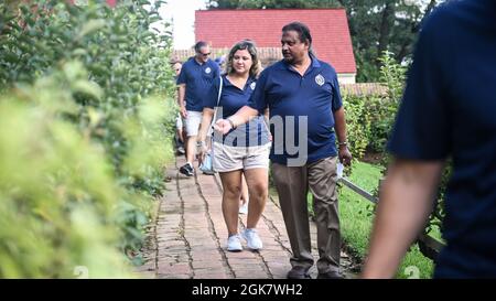 Le personnel, la faculté et les étudiants du Inter-American Defence College font le tour du mont de George Washington. Résidence Vernon, Mt. Vernon, Virginie, 30 août 2021. La propriété est un monument américain et une ancienne plantation de George Washington, le premier président des États-Unis et sa femme, Martha. Le domaine est situé sur les rives du fleuve Potomac. Banque D'Images