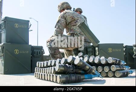 Les soldats du 82e Bataillon de génie de la brigade, 2e équipe de combat de la brigade blindée, 1re Division d'infanterie déchargent les munitions de leurs véhicules de combat Bradley au complexe de la chaîne de Douthit à fort Riley, Kansas, le 30 août 2021. Les soldats ont participé à la compétition de tirs de la brigade, qui a testé leur capacité à engager des cibles dans des conditions de jour et de nuit. Banque D'Images