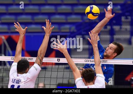 Ostrava, République tchèque. 13 septembre 2021. De gauche à droite) Nicolas le Goff et Jean Patry de France et Adam Zajicek de République tchèque en action pendant le championnat d'Europe de volleyball masculin de 16 match République tchèque contre France à Ostrava, République tchèque, le 13 septembre 2021. Crédit: Jaroslav Ozana/CTK photo/Alay Live News Banque D'Images