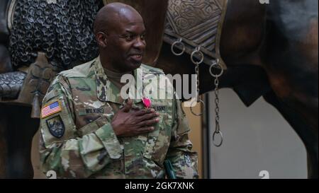 Le colonel Ronald Wilkins, du troisième corps logisticien, prononce un discours lors de sa cérémonie de remise des prix à fort Hood, Texas, le 01 août 2021. Le point culminant d’une carrière de 33 ans en tant que chef adjoint du soutien Wilkins, le leadership, le professionnalisme, le dévouement au travail, les connaissances tactiques et la poursuite sans relâche ont eu un impact durable sur les soldats et le succès de l’Armée de terre. Banque D'Images