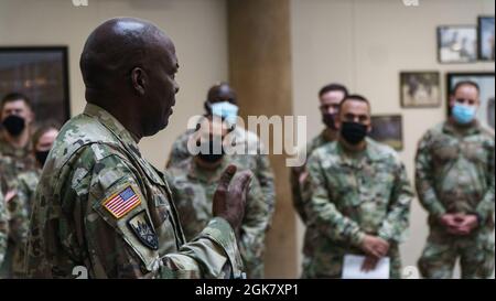 Le colonel Ronald Wilkins, du troisième corps logisticien, prononce un discours lors de sa cérémonie de remise des prix à fort Hood, Texas, le 01 août 2021. Le point culminant d’une carrière de 33 ans en tant que chef adjoint du soutien Wilkins, le leadership, le professionnalisme, le dévouement au travail, les connaissances tactiques et la poursuite sans relâche ont eu un impact durable sur les soldats et le succès de l’Armée de terre. Banque D'Images