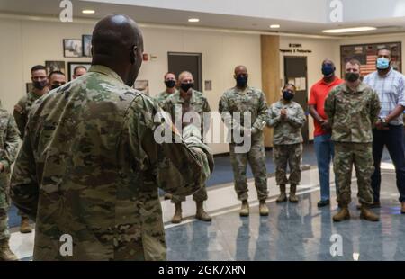 Le colonel Ronald Wilkins, du troisième corps logisticien, prononce un discours lors de sa cérémonie de remise des prix à fort Hood, Texas, le 01 août 2021. Le point culminant d’une carrière de 33 ans en tant que chef adjoint du soutien Wilkins, le leadership, le professionnalisme, le dévouement au travail, les connaissances tactiques et la poursuite sans relâche ont eu un impact durable sur les soldats et le succès de l’Armée de terre. Banque D'Images