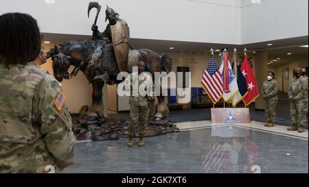 Le colonel Ronald Wilkins, du troisième corps logisticien, prononce un discours lors de sa cérémonie de retraite à fort Hood, Texas, le 01 août 2021. Wilkins prend sa retraite après 33 ans de service dans l'armée américaine. Banque D'Images