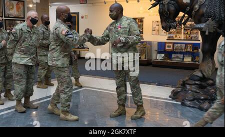 Le colonel Ronald Wilkins, logisticien du corps III, secoue la main avec ses collègues soldats lors de sa cérémonie de retraite à fort Hood, Texas, le 31 août 2021. Banque D'Images