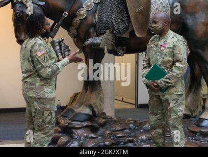 Le Maj. Kenna Trice, chef de l'approvisionnement et des services du IIIe corps, présente le Col. Ronald Wilkins, logisticien du IIIe corps, avec un cadeau d'adieu lors d'une cérémonie de retraite le 01 août 2021, à fort Hood, au Texas. Wilkins a terminé sa carrière dans l’Armée de terre avec un service exceptionnel de 33 ans. Banque D'Images