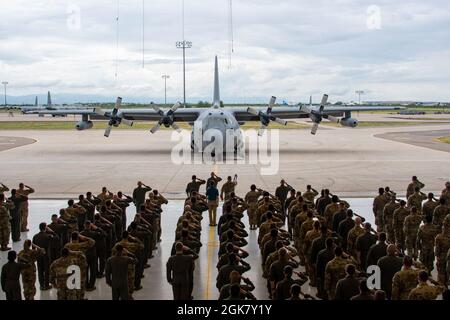 Les aviateurs du 55e groupe de combat électronique rendent leur dernier hommage à l'avion 580 de la base aérienne de Davis-Monthan, Arizona, le 31 août 2021. L'avion qui a été retiré a été le premier avion spécialement modifié pour la mission Compass Call. Banque D'Images