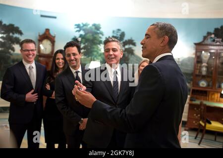 Le président Barack Obama plaisanteries avec des acteurs du film "les monuments hommes" dans la salle de réception diplomatique, avant une projection au Théâtre familial de la Maison Blanche, le 18 février 2014. Matt Damon et son épouse Luciana Damon, Grant Heslov et George Clooney se trouvent de gauche à droite. (Photo officielle de la Maison Blanche par Pete Souza) cette photo officielle de la Maison Blanche est disponible uniquement pour publication par les organismes de presse et/ou pour impression personnelle par le(s) sujet(s) de la photo. La photographie ne peut pas être manipulée de quelque manière que ce soit et ne peut pas être utilisée à des fins commerciales ou po Banque D'Images