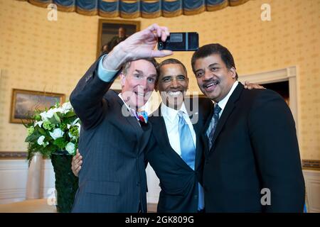 Le président Barack Obama pose un selfie avec Bill Nye, à gauche, et Neil DeGrasse Tyson dans la salle bleue avant le Festival du film étudiant de la Maison Blanche, le 28 février 2014. (Photo officielle de la Maison Blanche par Pete Souza) cette photo officielle de la Maison Blanche est disponible uniquement pour publication par les organismes de presse et/ou pour impression personnelle par le(s) sujet(s) de la photo. La photographie ne peut être manipulée d'aucune manière et ne peut pas être utilisée dans des documents commerciaux ou politiques, des publicités, des courriels, des produits, des promotions qui, de quelque manière que ce soit, suggèrent l'approbation ou l'approbation du président Banque D'Images