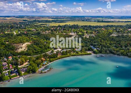 Balatonacarattya, Hongrie - vue panoramique aérienne de la plage de Bercsenyi à Balatonacarattya lors d'une journée d'été ensoleillée avec le lac turquoise Balaton, ciel bleu a Banque D'Images