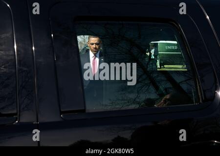 Le président Barack Obama part de Marine One jusqu'au cortège en attente après son arrivée dans la zone d'atterrissage du Walter Reed National Military Medical Center à Bethesda, Maryland, le 5 mars 2013. Le président a rencontré des membres du service du Centre national de médecine militaire Walter Reed, en décernant deux coeurs pourpre et en participant à une cérémonie de promotion au cours de sa visite. (Photo officielle de la Maison Blanche par Pete Souza) cette photo officielle de la Maison Blanche est disponible uniquement pour publication par les organismes de presse et/ou pour impression personnelle par le(s) sujet(s) de la photo. La photographie peut ne pas l'être Banque D'Images