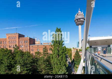 Wien, Vienne: Maison Objekt 5 à Arsenal, tour de radio Funkturm Wien-Arsenal, pont Kurt-Heller-Steg en 10. Favoriten, Wien, Autriche Banque D'Images