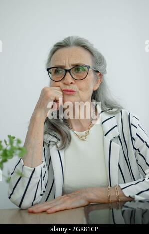 Portrait en gros plan d'une femme d'affaires mature et en colère contrariée au bureau. Émotion négative, expression faciale Banque D'Images