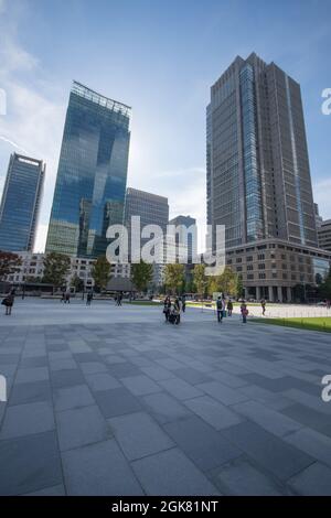 Personnes marchant parmi les gratte-ciels dans le quartier des affaires de Tokyo, situé près de la gare centrale de Tokyo, Japon, octobre Banque D'Images