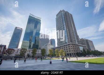 Personnes marchant parmi les gratte-ciels dans le quartier des affaires de Tokyo, situé près de la gare centrale de Tokyo, Japon, octobre Banque D'Images