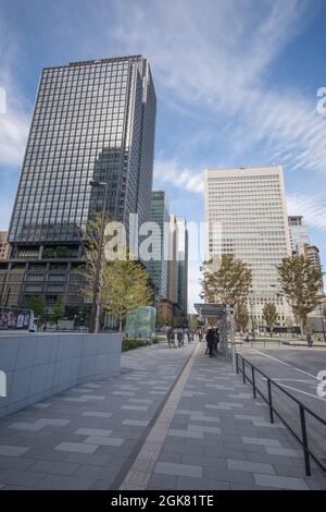 Personnes marchant parmi les gratte-ciels dans le quartier des affaires de Tokyo, situé près de la gare centrale de Tokyo, Japon, octobre Banque D'Images