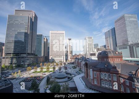 Personnes marchant parmi les gratte-ciels dans le quartier des affaires de Tokyo, situé près de la gare centrale de Tokyo, Japon, octobre Banque D'Images