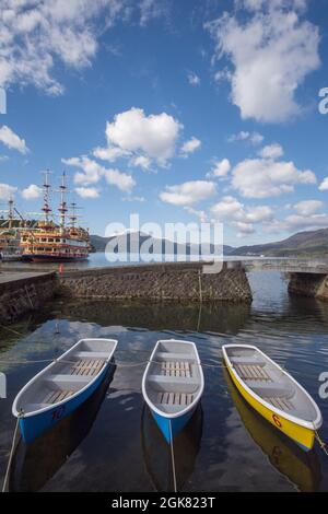 Trois bateaux à rames amarrés sur les rives du lac Ashi, en direction du Mont Fuji, préfecture de Kanagawa, au Japon Banque D'Images